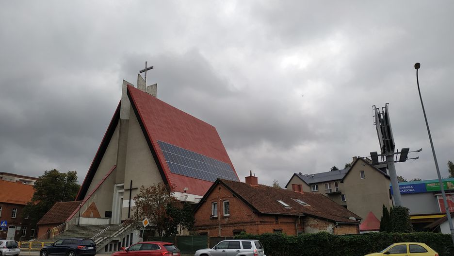 Panele słoneczne na dachu jednej z olsztyńskich parafii 