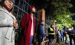 Orgia na plebanii. Odmawiali różaniec przed kurią