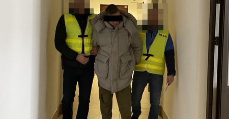 Policjanci znaleźli w domu mężczyzny susz konopii i mefedron. Mężczyzna zaproponował im po 1000 zł na łebka, za odstąpienie od czynności