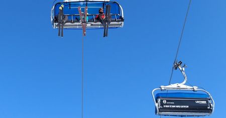 Śląskie. Silny wiatr w Beskidach, góry najlepiej podziwiać z dołu. Nie działa kilka wyciągów