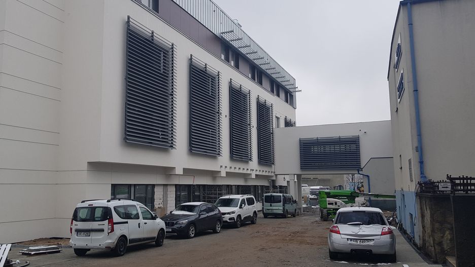 Śląskie. Do nowego budynku Beskidzkiego Centrum Onkologii w Bielsku-Białej rozpoczęło się podłączanie gazów medycznych.