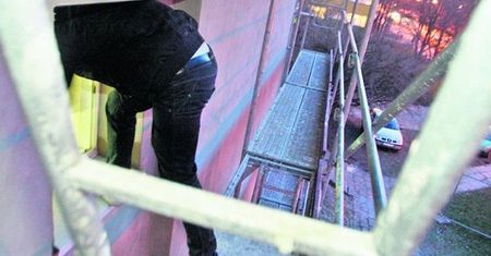 Studenci wchodzą do akademika po rusztowaniu i... nie płacą