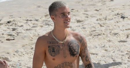 Justin Bieber chwali się NOWYMI TATUAŻAMI w Brazylii! (ZDJĘCIA)