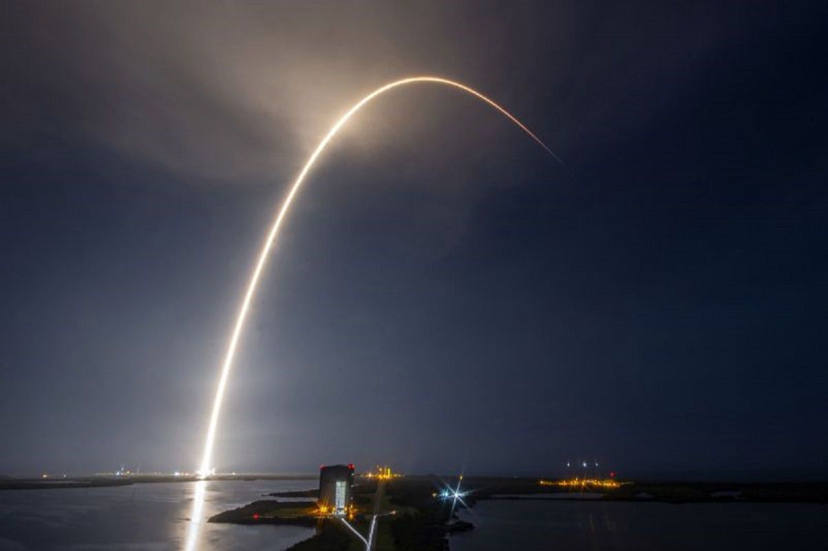 SpaceX usprawnia Starlink. Możemy już nie zobaczyć "kosmicznego pociągu"