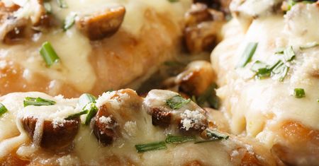 Układam na blaszce i zapiekam jak pizzę. Szybkie danie w kwadrans