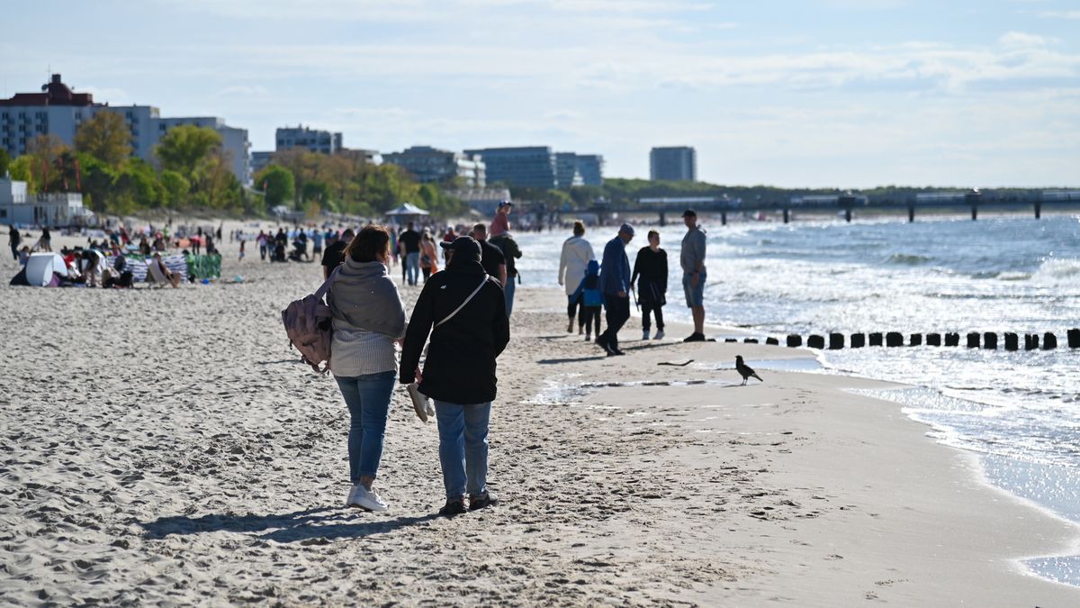 Międzyzdroje, 03.05.2025. Długi weekend majowy nad Morzem Bałtyckim w Międzyzdrojach, 3 bm. (sko) PAP/Marcin Bielecki