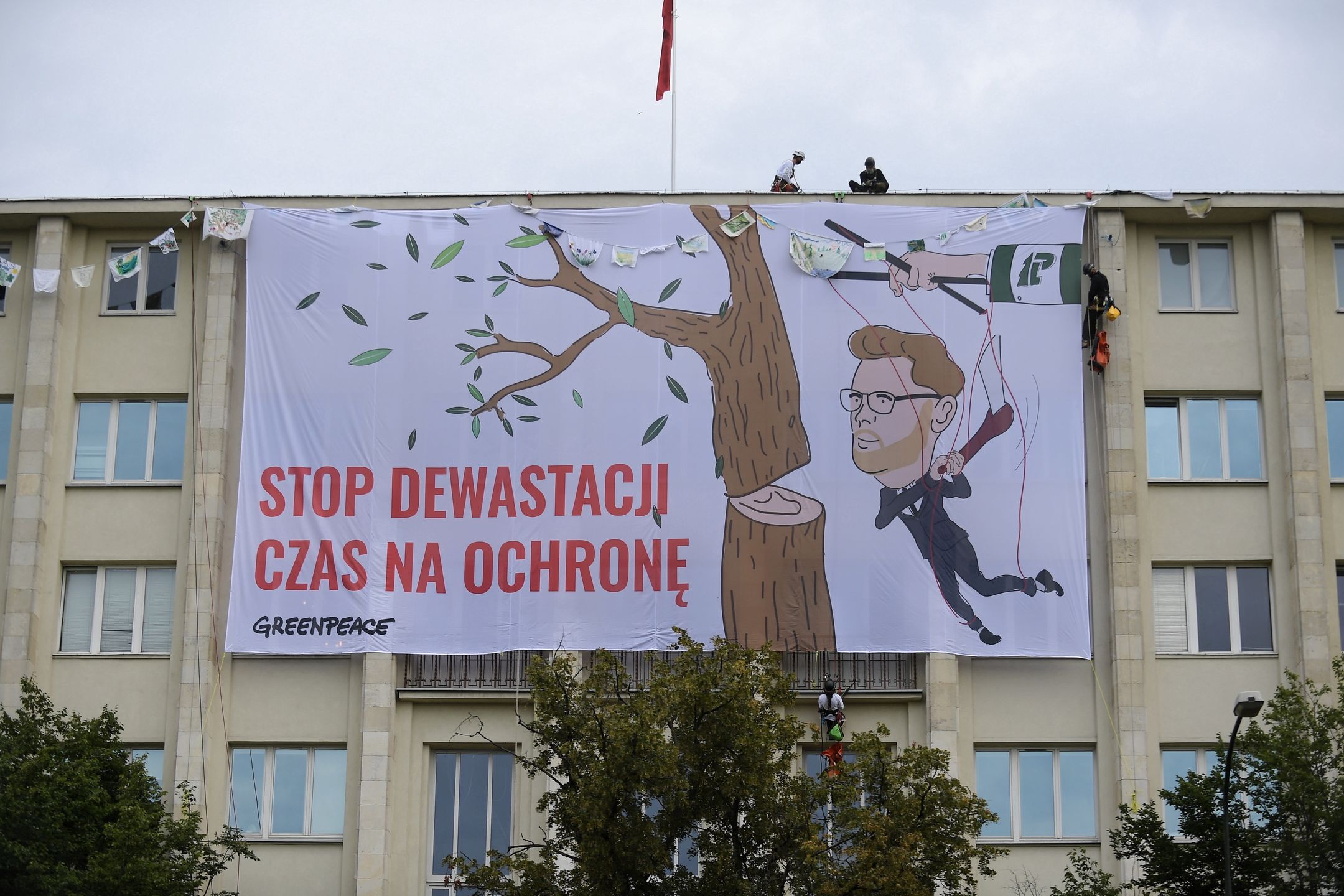  Protest Greenpeace'u na gmachu Ministerstwa Środowiska. Warszawa, 03.08.2020