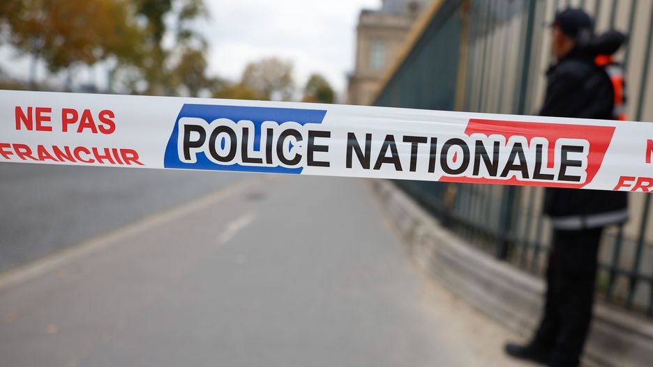 Police tape cordons off the southeast corner of the Louvre Museum on Quai Francois-Mitterrand, on the banks of the River Seine, after a robbery at the Louvre Museum in Paris, France, 19 October 2025. The Louvre Museum was targeted in a robbery by several criminals who smashed windows to steal jewelry. The museum was later closed. French Culture Minister Rachida Dati called it 'an attack on France?s cultural heritage.' EPA/Mohammed Badra Dostawca: PAP/EPA.