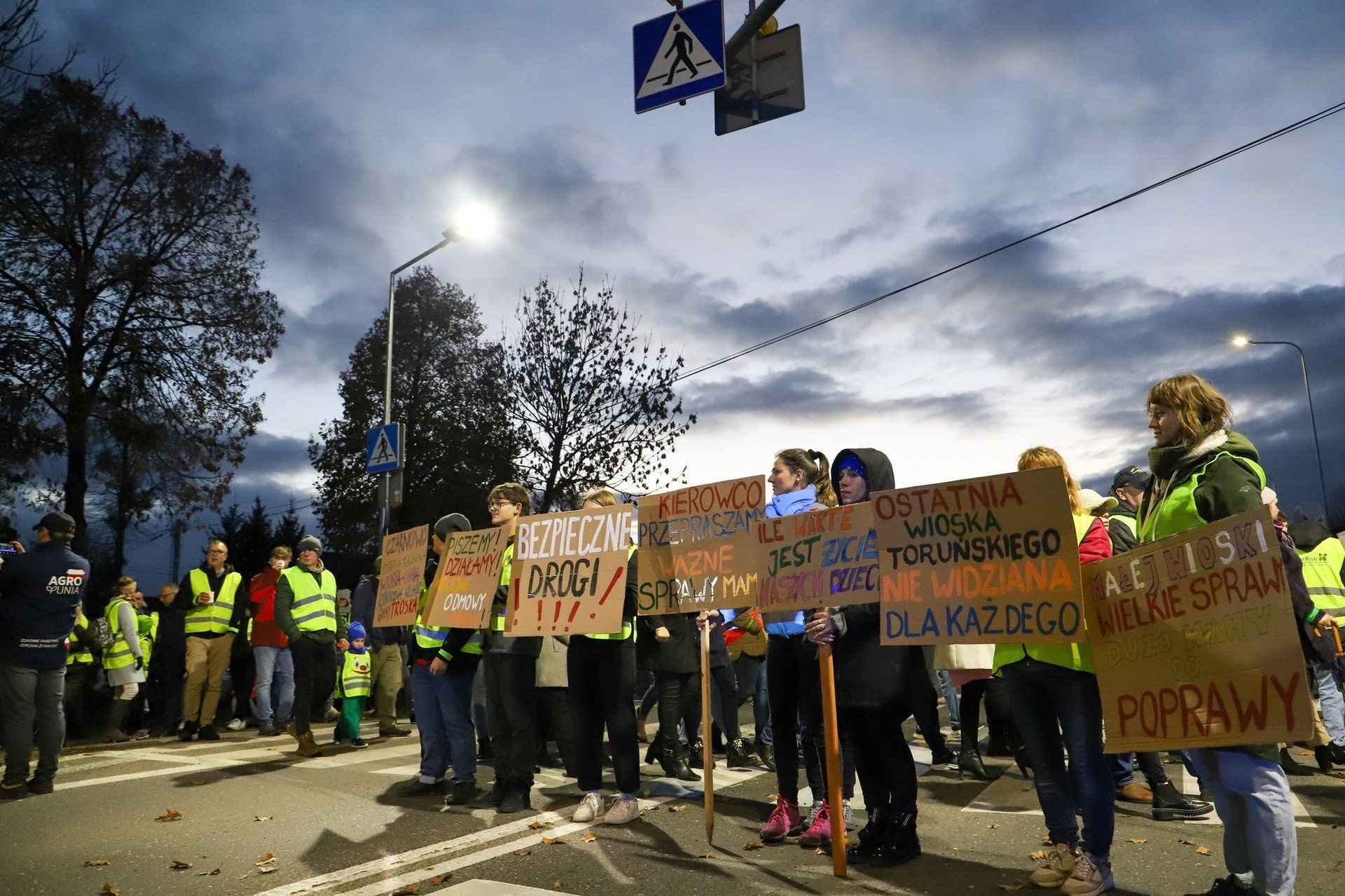 Zdjęcia z poprzedniej demonstracji, którą domagający się poprawy bezpieczeństwa na DK 80 mieszkańcy Czarnowa zorganizowali w 2023 roku, tuż po wypadku, w którym zginął zmierzający na przystanek autobusowy nastolatek.