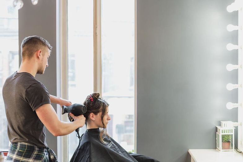 W Danii otwarte zostaną małe firmy usługowe w tym salony fryzjerskie i kosmetyczne.