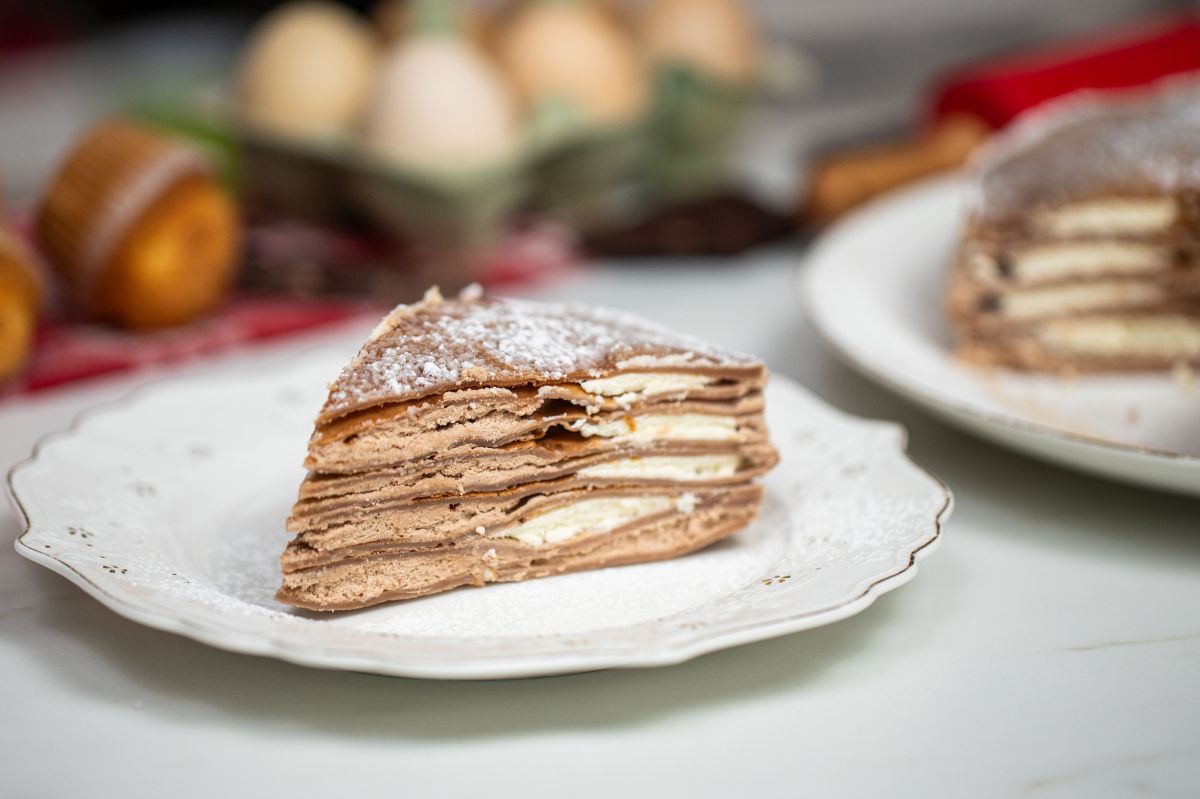 Dwukolorowy tort naleśnikowy od razu przyciąga oko. Świetnie też smakuje