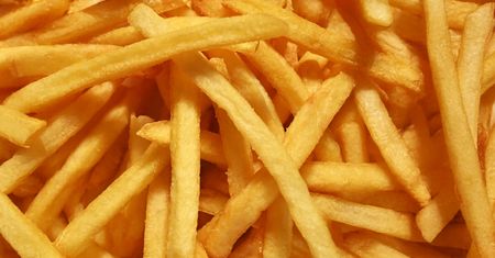 Zasypuję frytki i smażę starym sposobem. Wychodzą chrupiące i nie nasiąkają tłuszczem