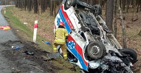 Tychy. Karetka wpadła do rowu. Dwie osoby ranne