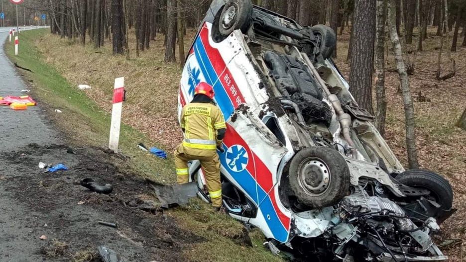W Tychach karetka wpadła do rowu i dachowała