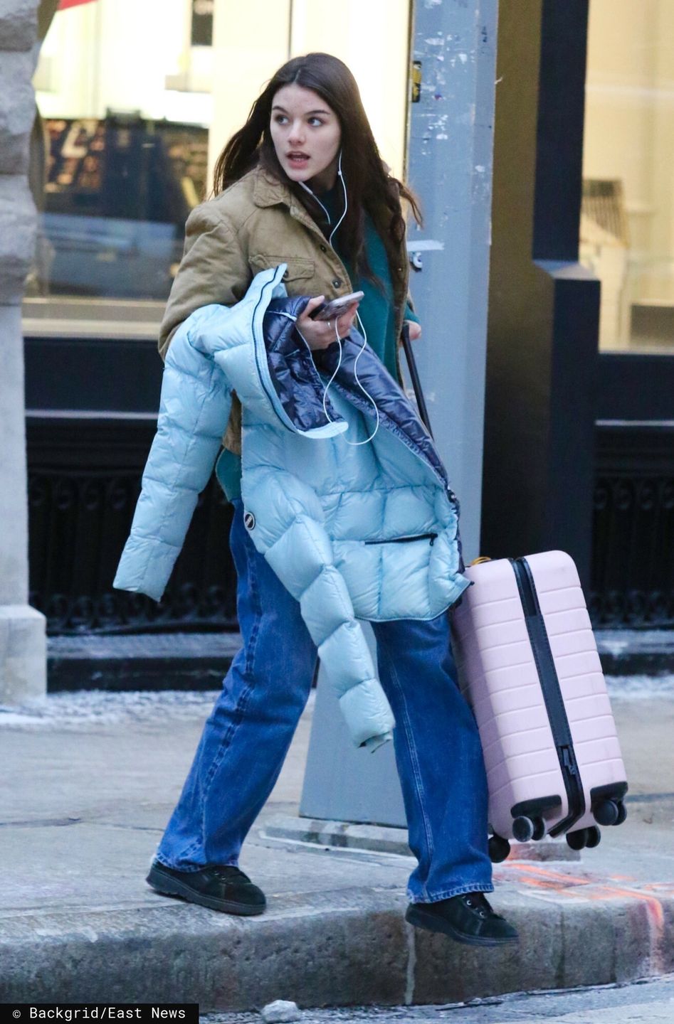 17-letnia Suri Cruise wałęsa się po Nowym Jorku wyposażona w różową walizkę