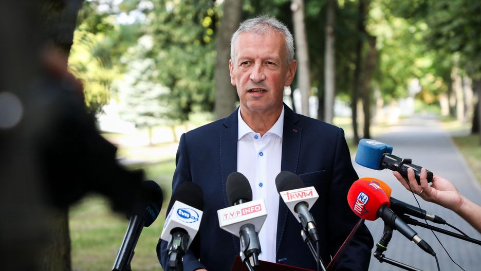 Jacek Dobrzy�ski
Bia�ystok, 02.08.2024. Rzecznik prasowy ministra spraw wewn�trznych i administracji, koordynatora s�u�b specjalnych Jacek Dobrzy�ski podczas konferencji prasowej na terenie komendy Podlaskiego Oddzia�u Stra�y Granicznej w Bia�ymstoku, 2 bm. Tematem spotkania by�o podsumowanie 7 tygodni funkcjonowania strefy buforowej na granicy polsko-bia�oruskiej. (amb) PAP/Artur Reszko
Artur Reszko
7 tygodni funkcjonowania strefy, bilans, emigranci, granica, granicy pa�stwa, granicznej, konferencja, podsumowania, podsumowanie, polsko bia�oruskiej, polsko-bia�oruskiej, prasowa, strefa buforowa, strefy buforowej, sytuacja na granicy, polityk, polityka