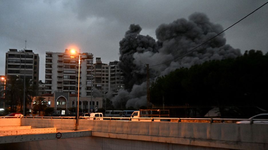 Israeli military strikes hit Beirut's southern suburb of Tayouneh
epa11740080 Smoke rises following an Israeli airstrike on the Tayouneh area in southern Beirut, Lebanon, 25 November 2024. According to the Lebanese Ministry of Health, more than 3,700 people have been killed and more than 15,600 others injured in Lebanon since the escalation in hostilities between Israel and Hezbollah.  EPA/WAEL HAMZEH 
Dostawca: PAP/EPA.
WAEL HAMZEH
buildings, rubble, smoke
