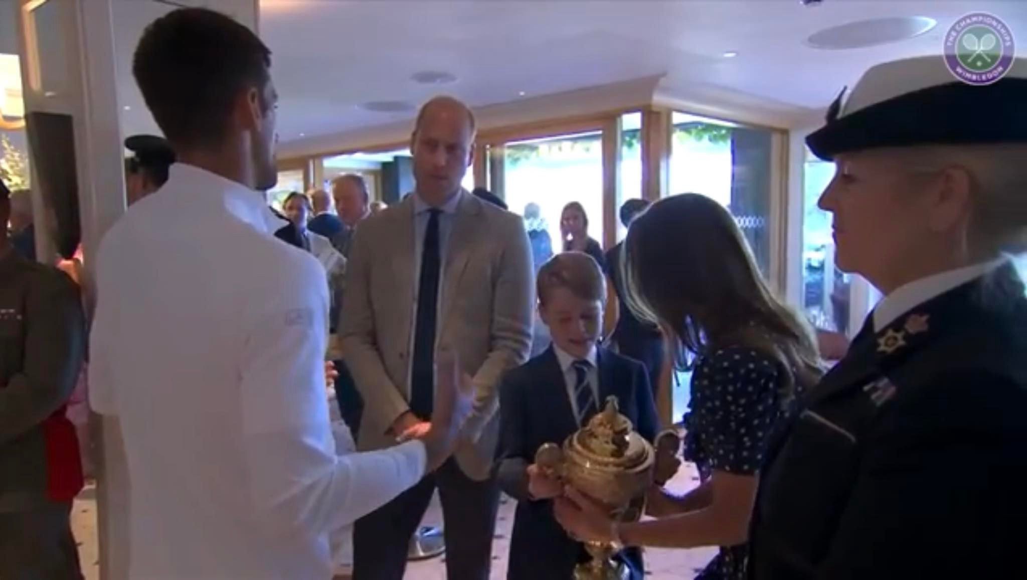 Książę George trzyma trofeum zwycięscy Novaka Djokovića