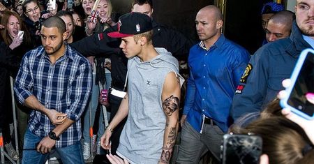 BIEBER GROZI POZWAMI... gościom swoich imprez!
