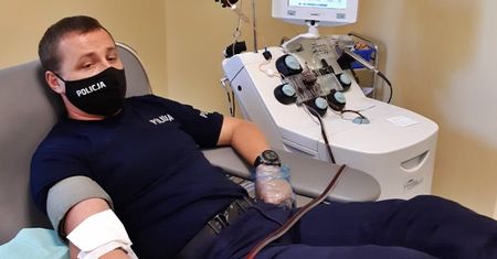 Koronawirus. Policjanci oddali osocze. Chcą pomóc chorym na COVID-19