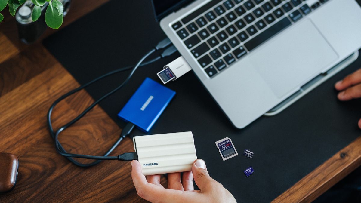 Grafika, na której widać dyski zewnętrzne SSD Samsung podłączone do laptopa, w tym dysk zewnętrzny T7 Samsung i T7 Shield Samsung