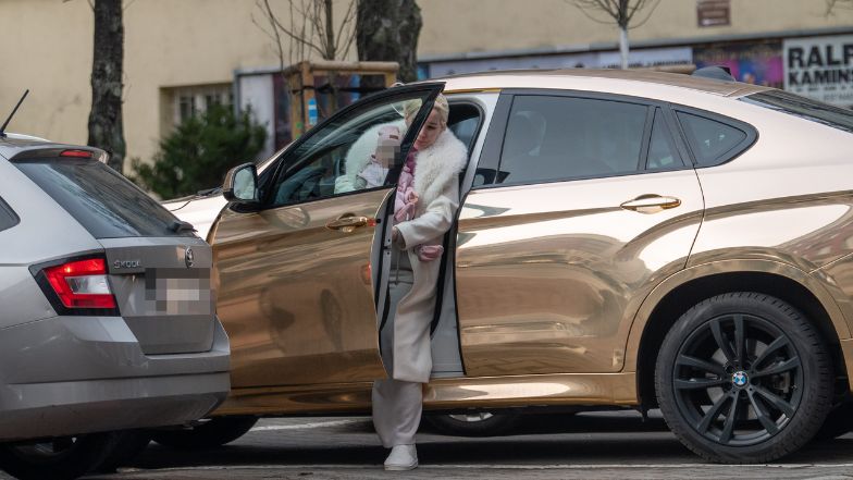 Zabiegana Lil Masti wsiada z dzieckiem do samochodu za pół miliona złotych