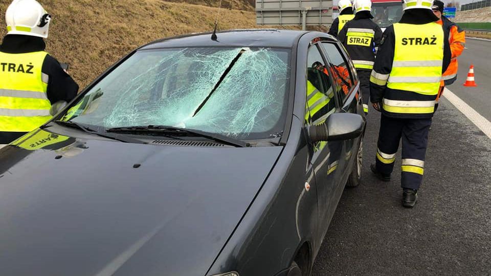 Spadający z naczep ciężarówek lód może stanowić bardzo poważne zagrożenie dla innych uczestników ruchu (fot. OSP Świerklany)