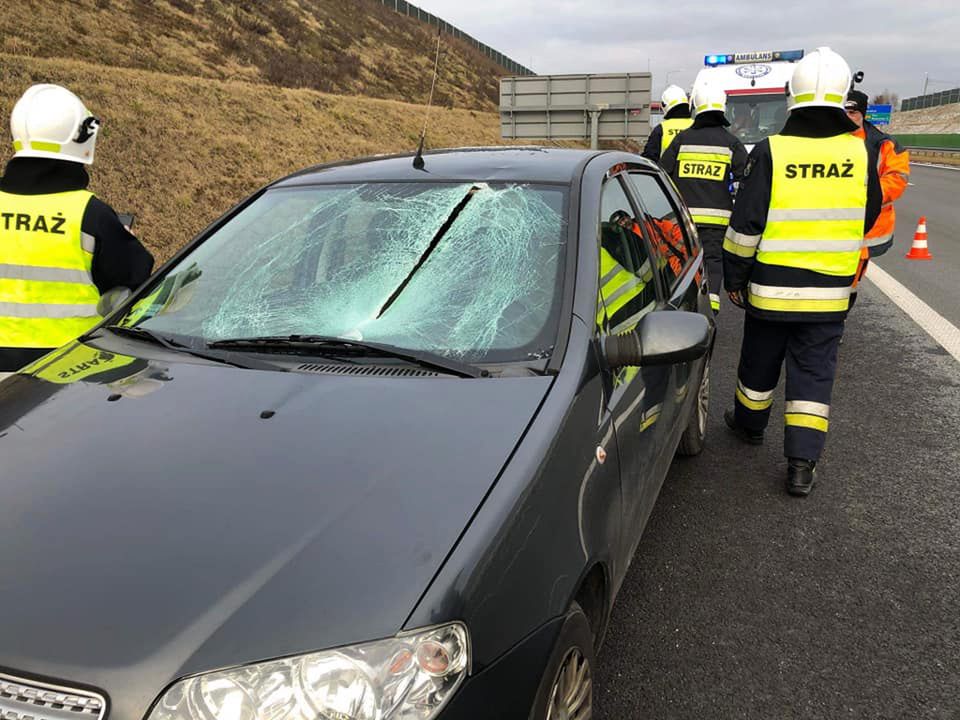 Spadający z naczep ciężarówek lód może stanowić bardzo poważne zagrożenie dla innych uczestników ruchu (fot. OSP Świerklany)