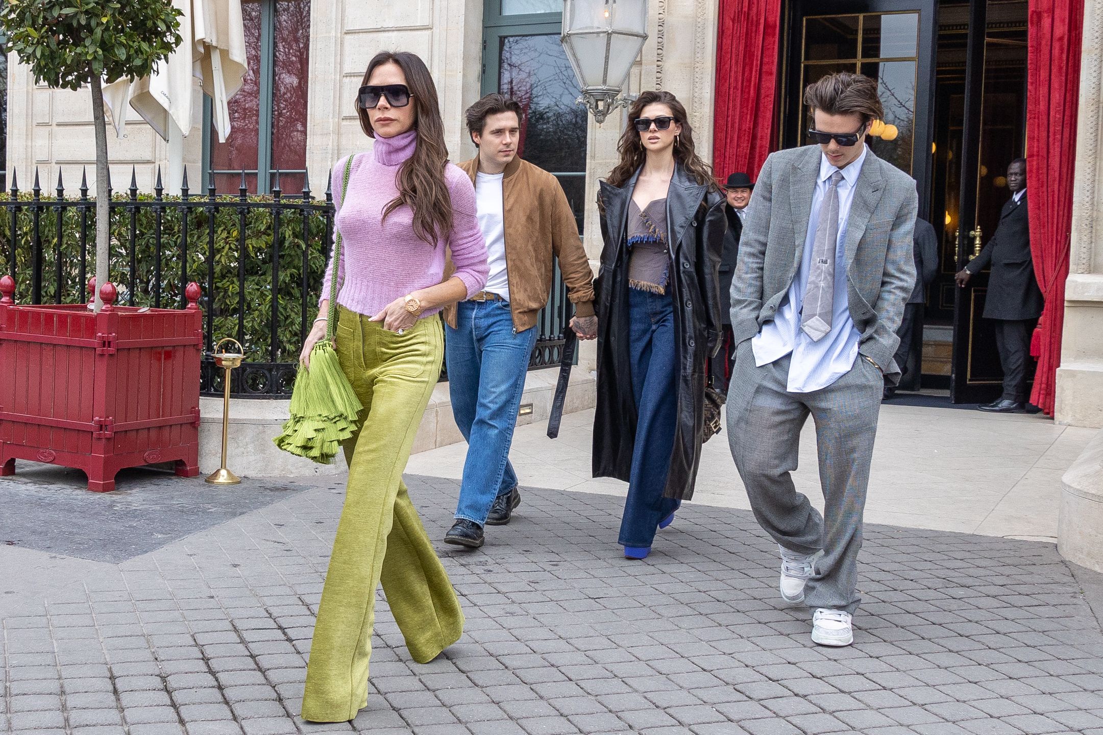 Victoria Beckham z synami i Nicolą Peltz