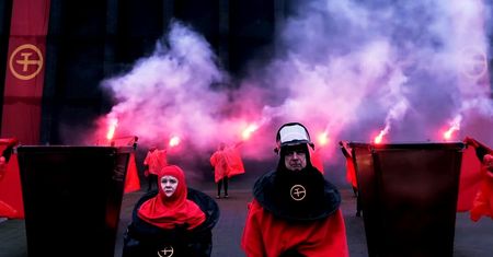 Pałowanie, dym i demonstracje. Takiego Szekspira jeszcze nie widzieliście