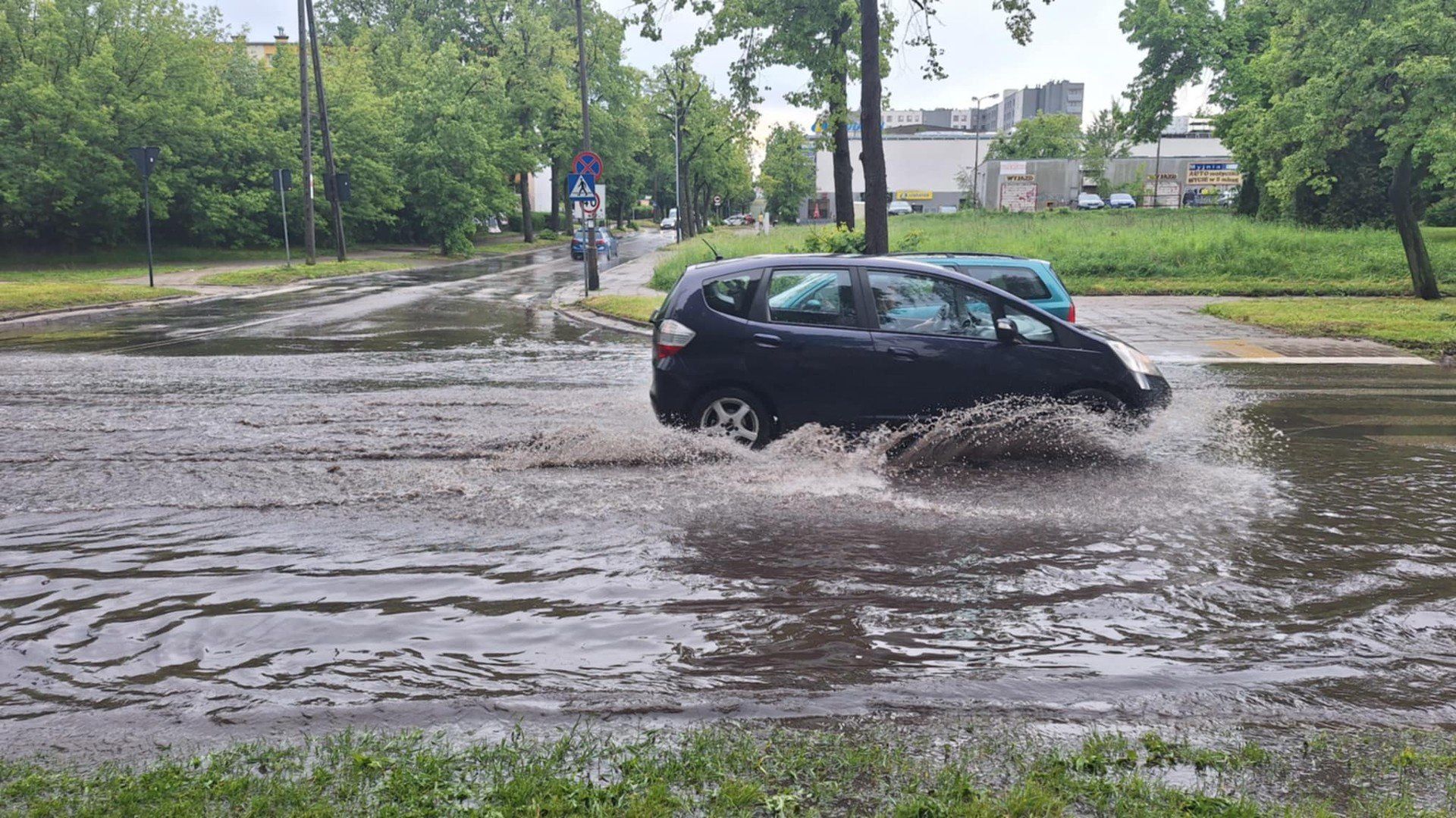 Rozlewisko na rogu Matejki i Telefonicznej przy cmentarzu na Dołach