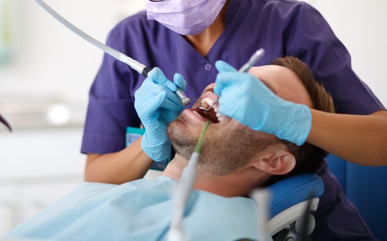 Dentyści na NFZ nie mają za co leczyć. "Inflacja w stomatologii sięga 30 proc."