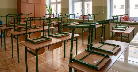 Warszawa. Zdalne lekcje w trzech szkołach z powodu koronawirusa