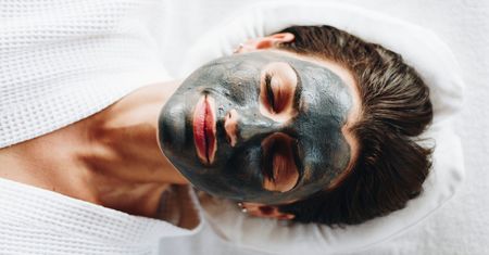 Te dwa czarne kosmetyki (maska i peeling) wymiotą zanieczyszczenia z twarzy