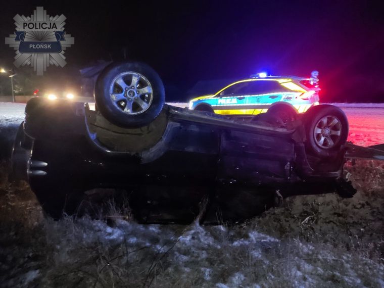 Dachowanie po zderzeniu w Cieciersku gm. Raciąż - trudne warunki na drogach!