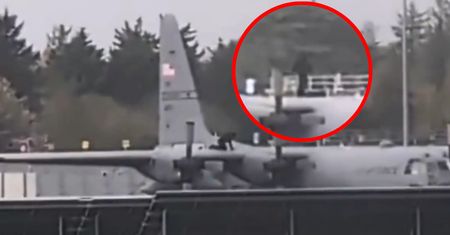 Zaatakował siekierą samolot USA na lotnisku w Irlandii. Krążą nagrania