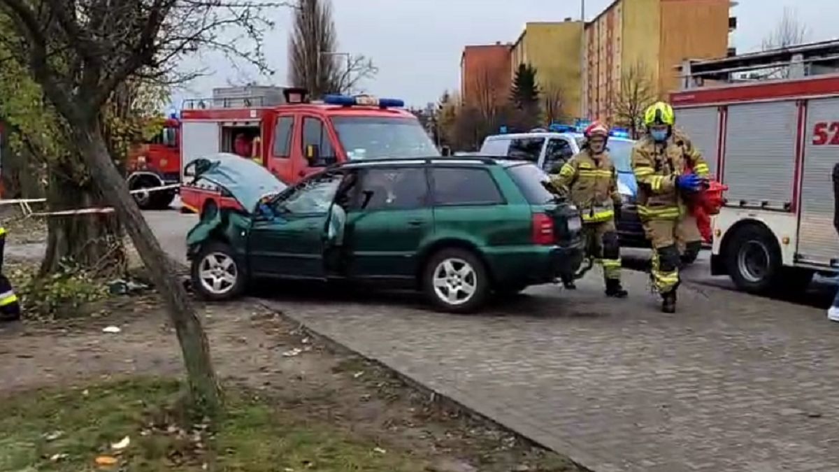 Auto wjechało w przystanek. Są ranni