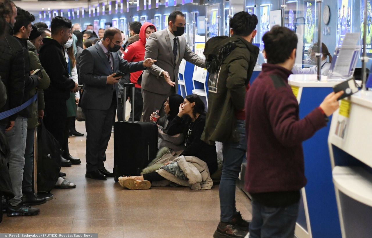 Kolejne samoloty z migrantami wystartowały z lotniska w Mińsku. "Lotnisko pękało w szwach"