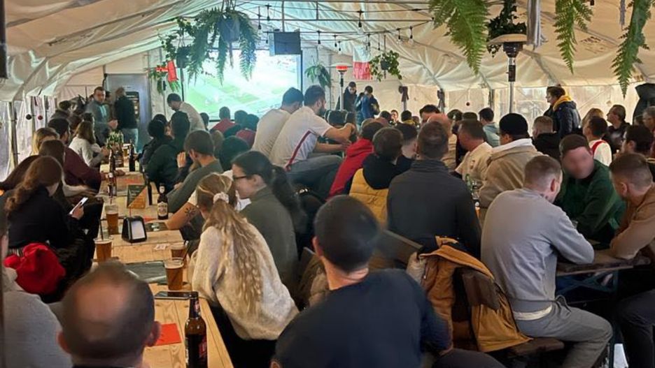 Kibice podczas meczu Polska-Meksyk w Chill Out Zone Ruczaj