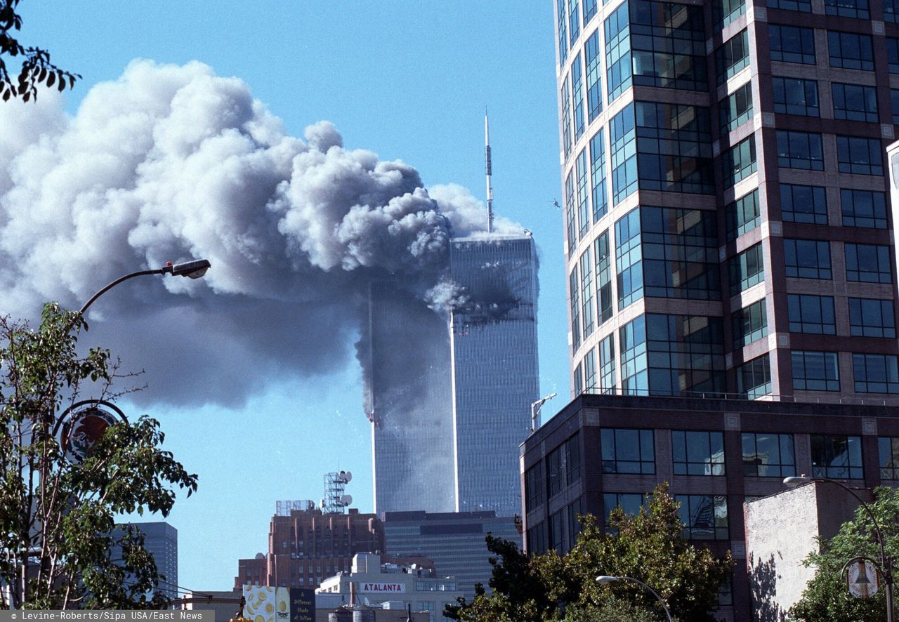 Dwie wieże World Trade Center po zamachach z 11 września 2001 roku 