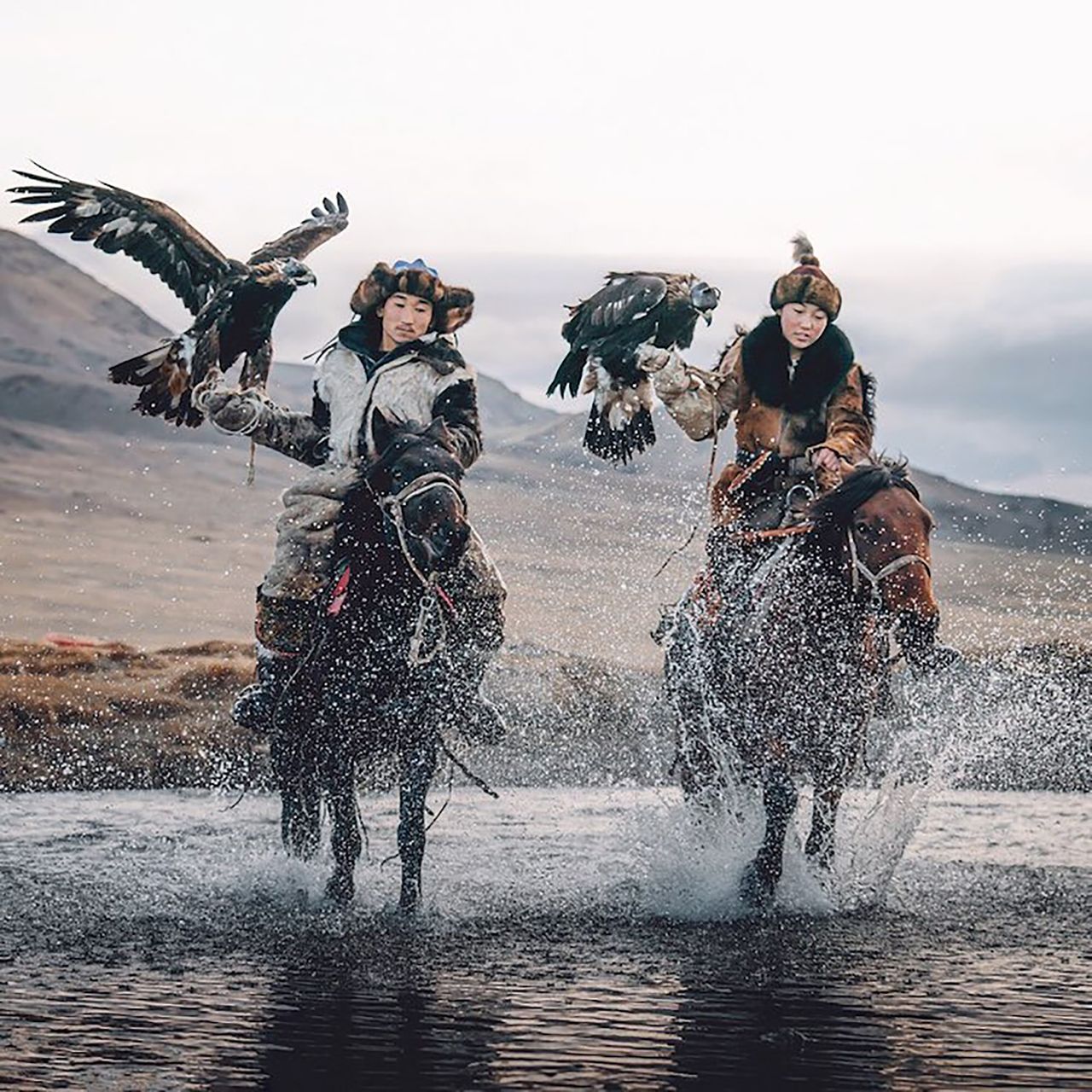 Zaklinaczka orłów z Mongolii, czyli nieugięta kobieta na zdjęciach Leo Thomasa