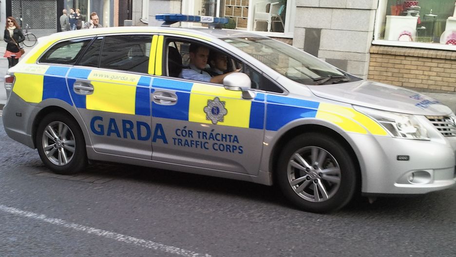 Irlandzka policja ustala okoliczności związane ze śmiercią emeryta, który stawił się po świadczenia (Wikimedia Commons)