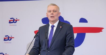Policjanci bez kamizelek podczas obławy? Szef MSWiA dementuje