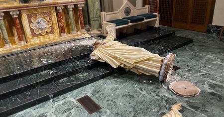 Wandal zniszczył figurę Chrystusa. Miała prawie 90 lat