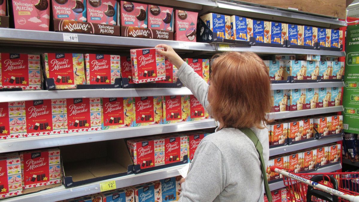 Stock Marek BazakPHOTO: ZOFIA I MAREK BAZAK / EAST NEWS N/Z Zakupy w sklepie Carrefour - stoisko ze slodyczamiMAREK.BAZAK