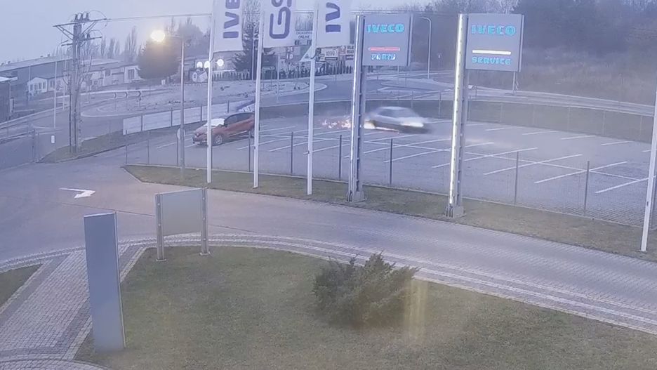 Groźne zdarzenie w Pile. Pijany kierowca przeleciał nad rondem. Stopklatka z nagrania z kamery monitoringu 