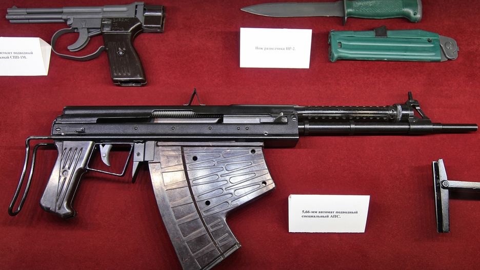Rosyjskie wyposażenie bojowych płetwonurków obejmujące nóż, pistolet SPP-1 oraz karabinek APS.