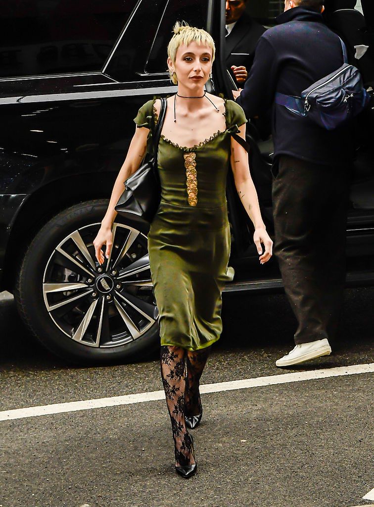 Emma Chamberlain wybrała czarne wzorzyste rajstopy