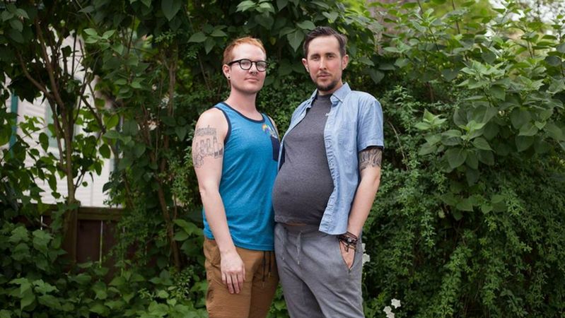 Za kilka miesięcy ten mężczyzna urodzi i zostanie matką!