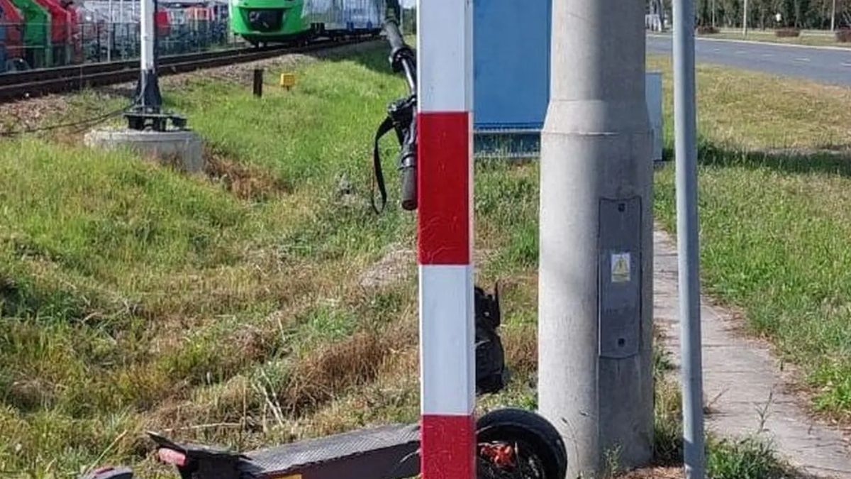 16-latek wjechał hulajnogą pod pociąg.